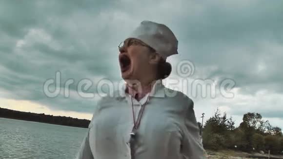 医生在夏季阴天开始对湖边大喊大叫视频的预览图