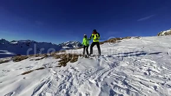 快乐的一对在山顶跳舞视频的预览图