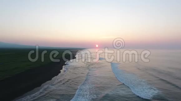 沙滩海浪的空中景色视频的预览图