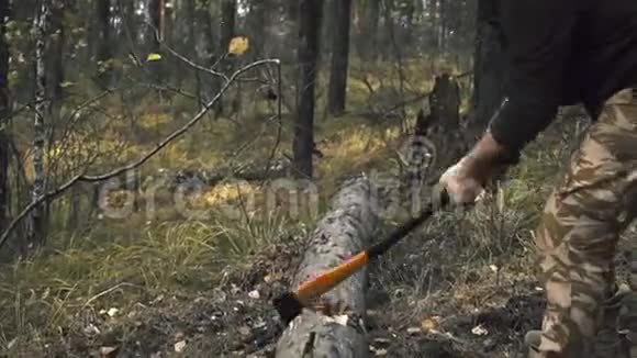 伐木工人用斧头砍树木屑在飞视频的预览图