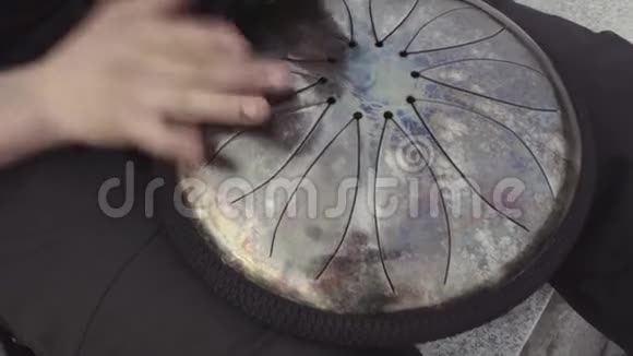 音乐家哈皮鼓视频的预览图