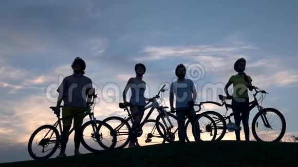 一群骑自行车的人在日落的天空视频的预览图
