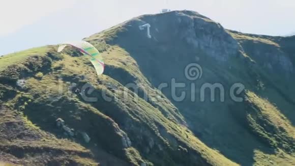 在太阳和美丽的云彩的背景上飞行滑翔伞视频的预览图