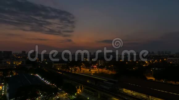 日出4k时新加坡公众捷运和汽车流量的云层时间间隔视频的预览图