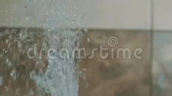 美丽的水滴飞溅停止行动高速拍摄水滴停下来的时间水视频的预览图