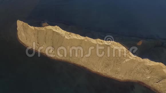 落基山海岸湾鸟瞰图射击美丽的风景希腊科孚悬崖旁碧波荡漾的海水视频的预览图