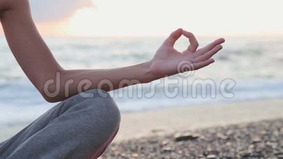 年轻的美女正在海边冥想练习瑜伽视频的预览图