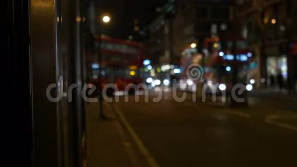 伦敦的夜间交通视频的预览图