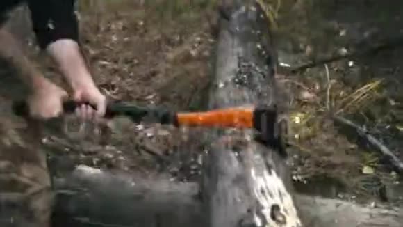 伐木工人用斧头砍树木屑在飞视频的预览图