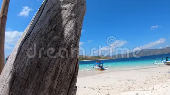 热带岛屿带船的美丽的热带空沙滩视频的预览图