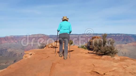 白种人女子徒步旅行在大峡谷视频的预览图