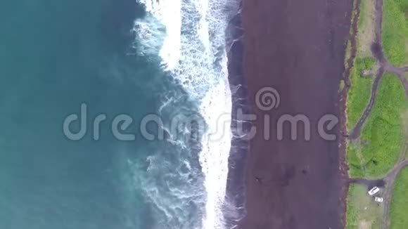 沙滩海浪的空中景色视频的预览图