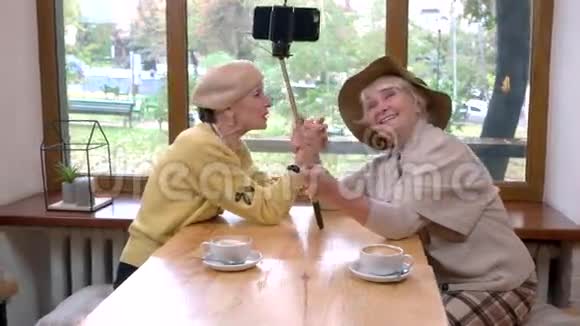 女人在咖啡馆自拍视频的预览图