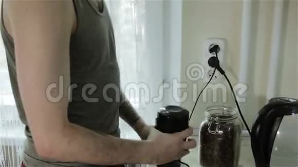 一个正在磨咖啡豆的年轻人视频的预览图
