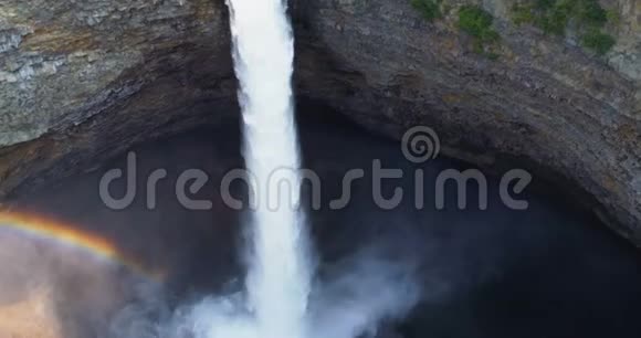美丽的瀑布和彩虹视频的预览图
