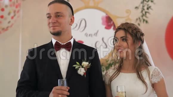 新婚夫妇在假期里手里拿着香槟婚礼日视频的预览图