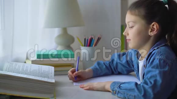 在家做学校作业的小女孩视频的预览图