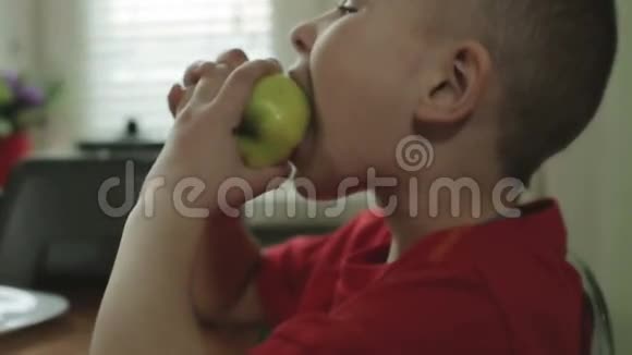 那个大眼睛的小男孩在咬苹果视频的预览图