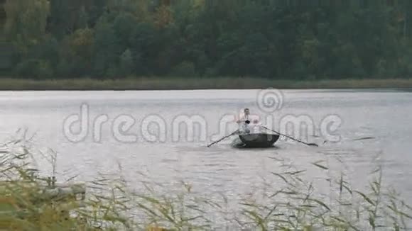 护士在湖上划船穿着白色衣服的人指挥说话视频的预览图