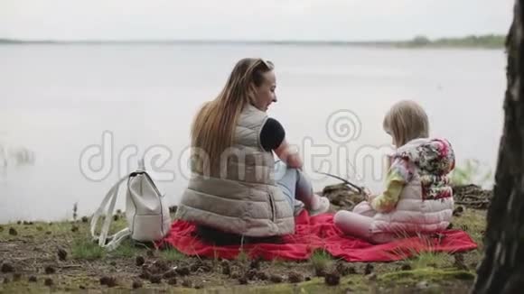 母亲和女儿正在海滩上放松视频的预览图