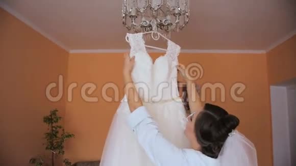 新娘看并检查衣服视频的预览图