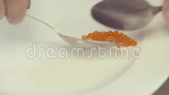 厨师把鱼子酱放在盘子里视频的预览图