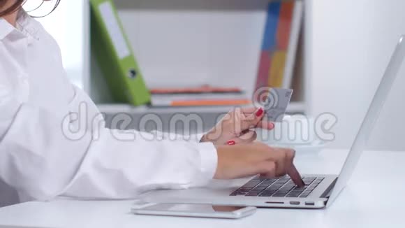 女孩是通过笔记本电脑在线购买和打电话关门视频的预览图