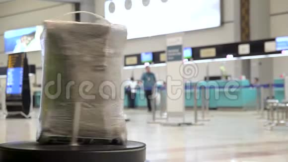 在机场候机楼包裹行李袋出于安全原因和安全保护防止损坏视频的预览图