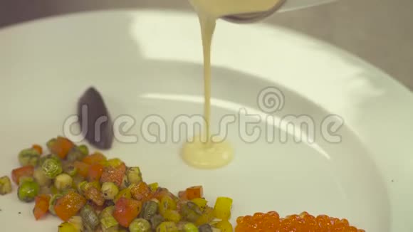 厨师用手在盘子里倒酱汁视频的预览图