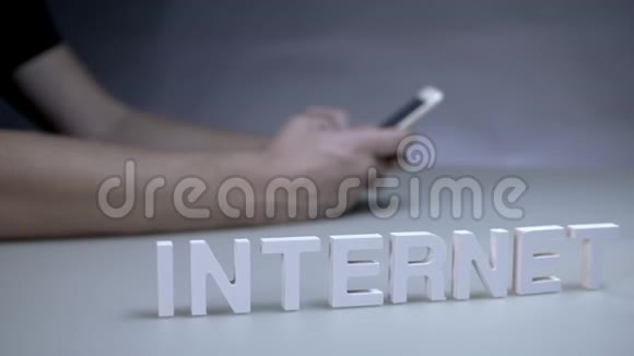 男性使用手机的背景词互联网从白色字母视频的预览图