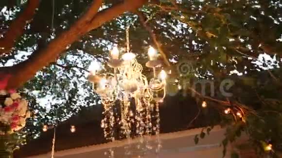 带有鲜花和花环的水晶吊灯闪耀在婚礼和派对上假日装饰乡村风格视频的预览图