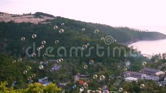 肥皂泡飞过大海和群山全景图视频的预览图