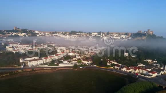 在阳光明媚的早晨鸟瞰葡萄牙传统小镇视频的预览图