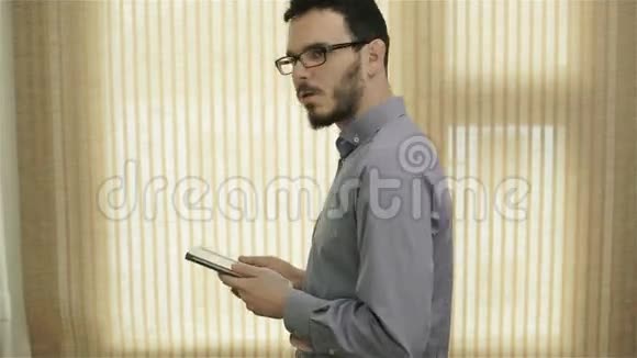 一个戴眼镜的人用药片擦耳朵视频的预览图