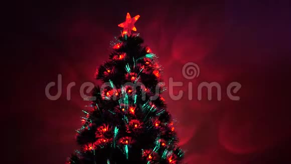 房间里有一棵漂亮的圣诞树装饰着一个发光的花环和一颗星星儿童和成人假日新视频的预览图