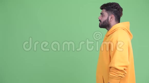 快乐年轻超重留胡子的印度男人的形象视频的预览图