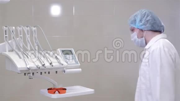 为现代医院的牙科医生手和牙科设备特写年轻医生检查仪器视频的预览图