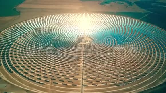现代集中太阳能发电厂的空中景观视频的预览图