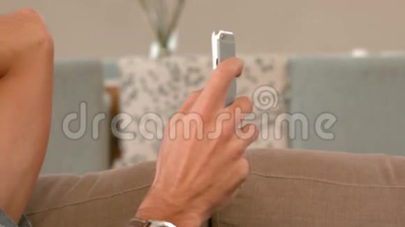 一个人躺在沙发上发短信视频的预览图