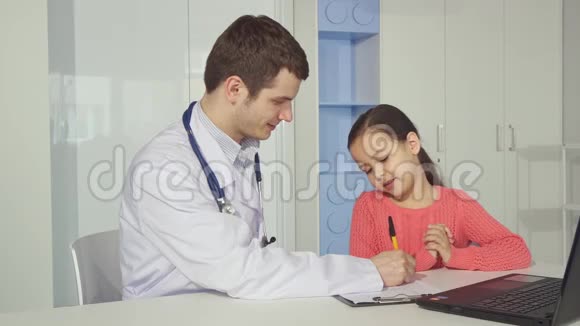 儿科医生在小女孩旁边画剪贴板视频的预览图