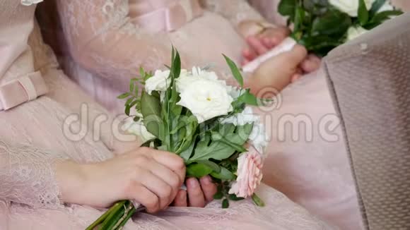 伴娘拿着结婚花束和礼服视频的预览图