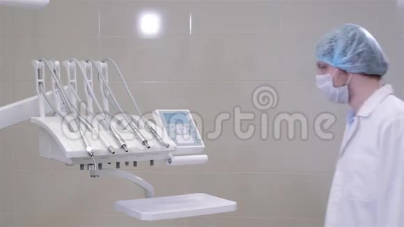 为现代医院的牙科医生手和牙科设备特写年轻医生检查仪器视频的预览图
