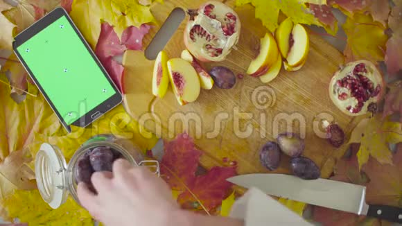 秋天的大自然厨师把李子放进罐子里视频的预览图
