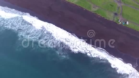 沙滩海浪的空中景色视频的预览图