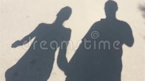 移动的影子男人和女人视频的预览图