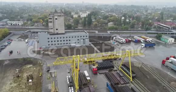 大工业区俯视图工业综合体鸟瞰图大型仓库附近的龙门起重机和卡车视频的预览图