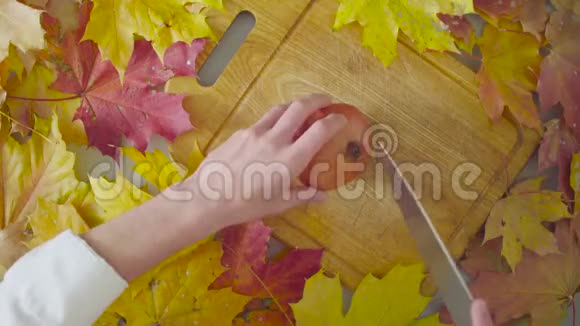 秋天的大自然厨师切一个石榴石视频的预览图