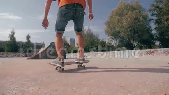 滑板车在城市大街上狂奔慢动作特写视频的预览图