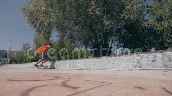 年轻人在滑板上跳得很高慢动作100fps视频的预览图
