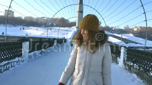 在美丽的冬天年轻的女性带着背包徒步旅行视频的预览图